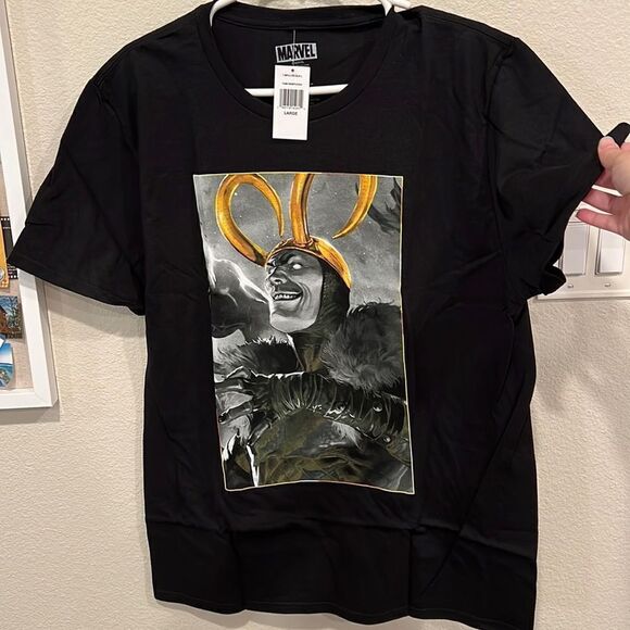Disney Marvel Loki Golden Horns Unisex T-Shirt NWT Super Villain - Picture 1 of 6